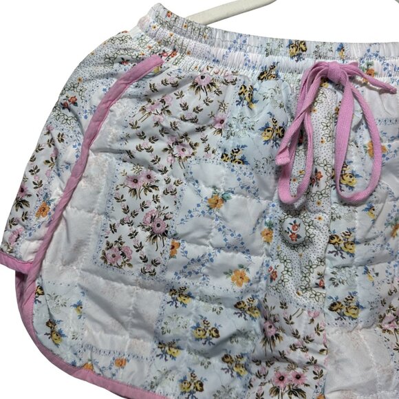 AKIRA Mixed Floral Patchwork Puffer Shorts – Quilted, High Rise, Small - Picture 4 of 5